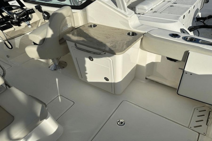 2022 Boston Whaler 240 Vantage