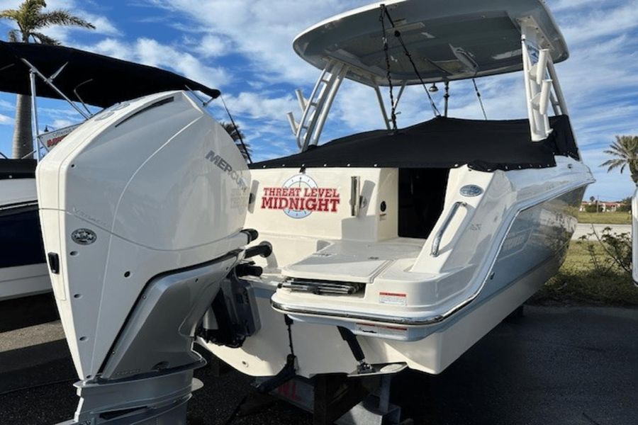 2022 Boston Whaler 240 Vantage