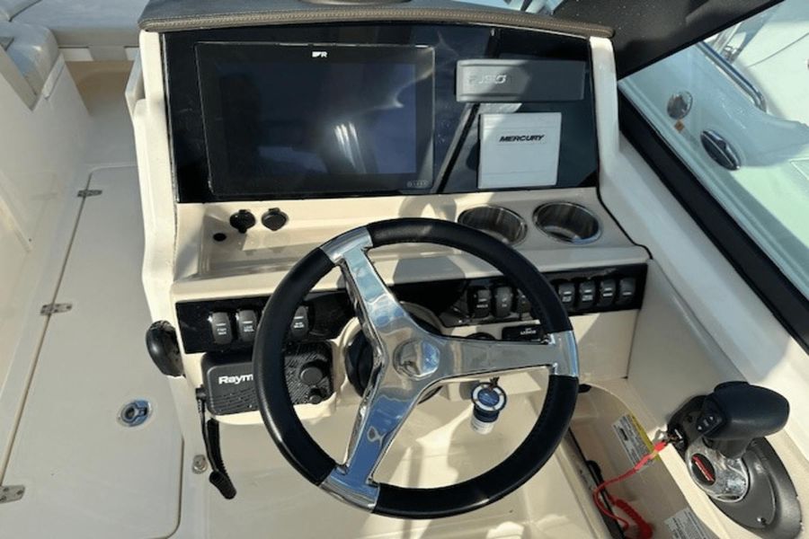 2022 Boston Whaler 240 Vantage