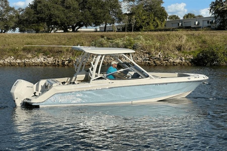 2022 Boston Whaler 240 Vantage