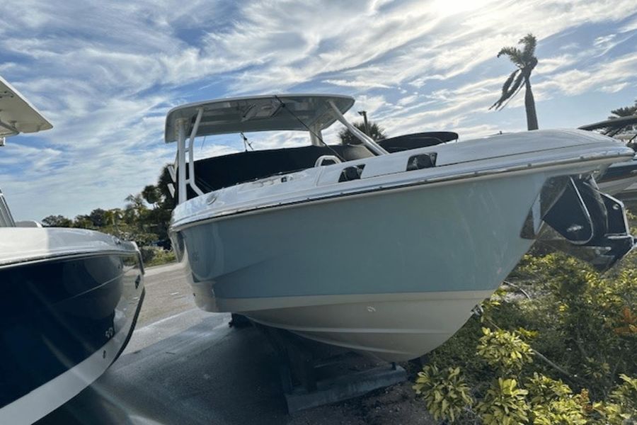 2022 Boston Whaler 240 Vantage