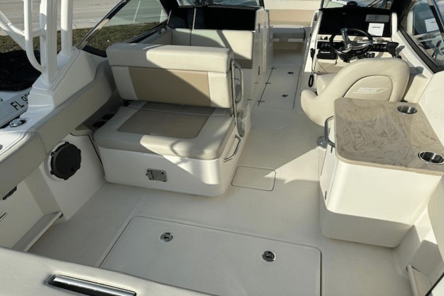 2022 Boston Whaler 240 Vantage