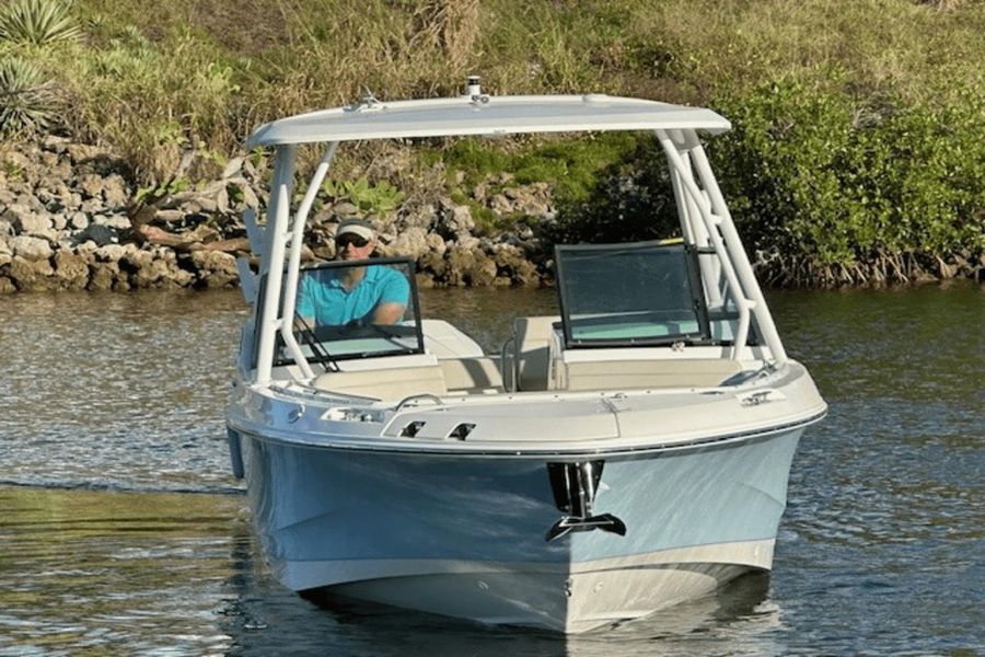 2022 Boston Whaler 240 Vantage