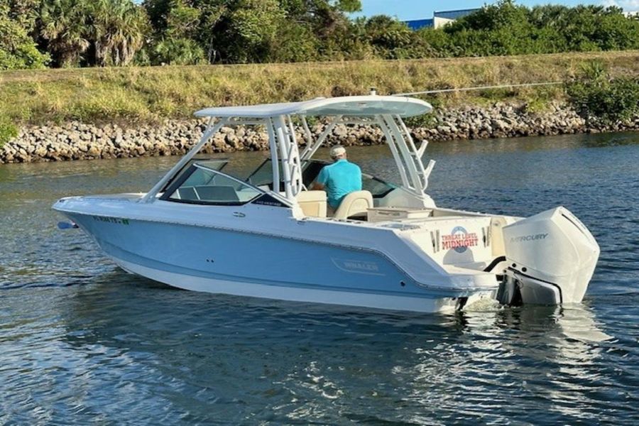 2022 Boston Whaler 240 Vantage