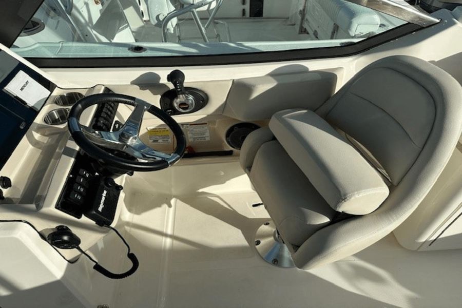 2022 Boston Whaler 240 Vantage