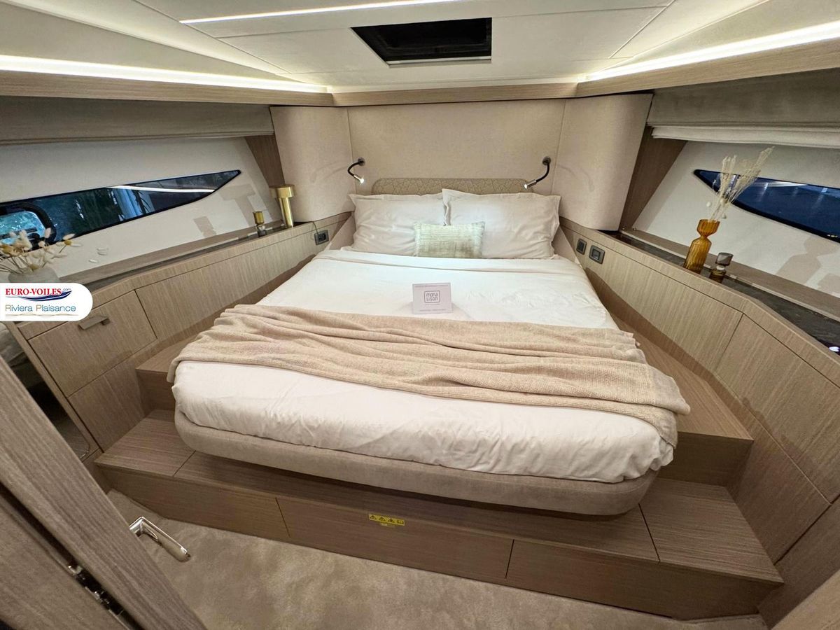 2025 Prestige 42 