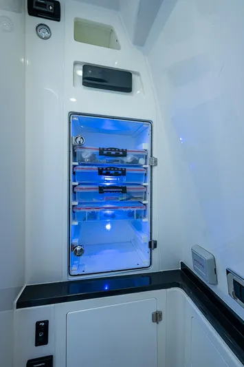 Outnumbered Yacht Photos Pics 