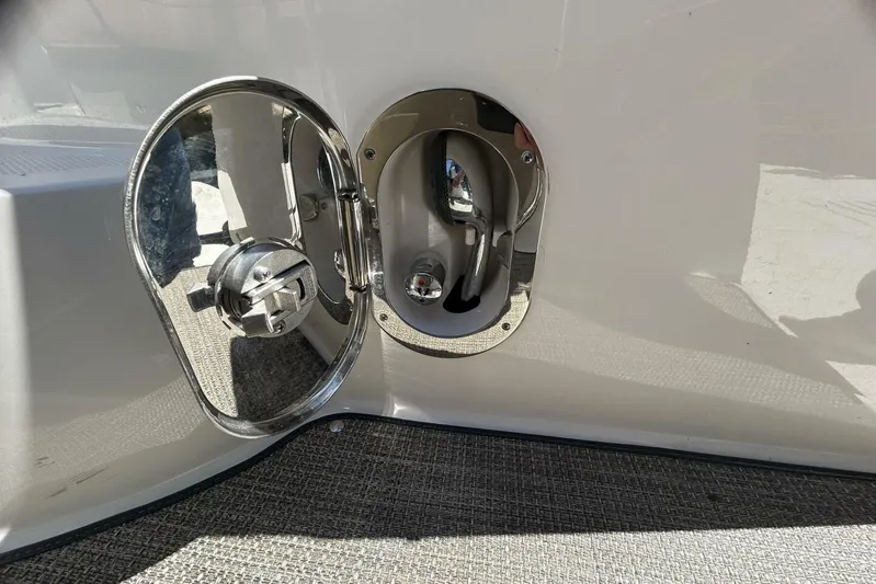  Yacht Photos Pics 2016 Sea Ray 350 Sundancer fuel cap and handle detail.