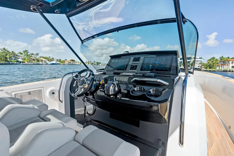 Vector 9 Yacht Photos Pics 