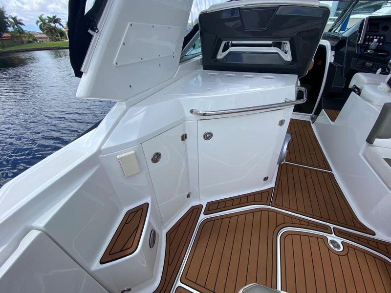 2018 Monterey 335 Sport Yacht