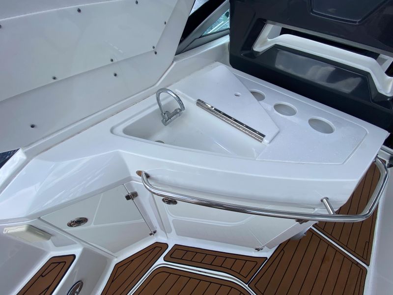 2018 Monterey 335 Sport Yacht