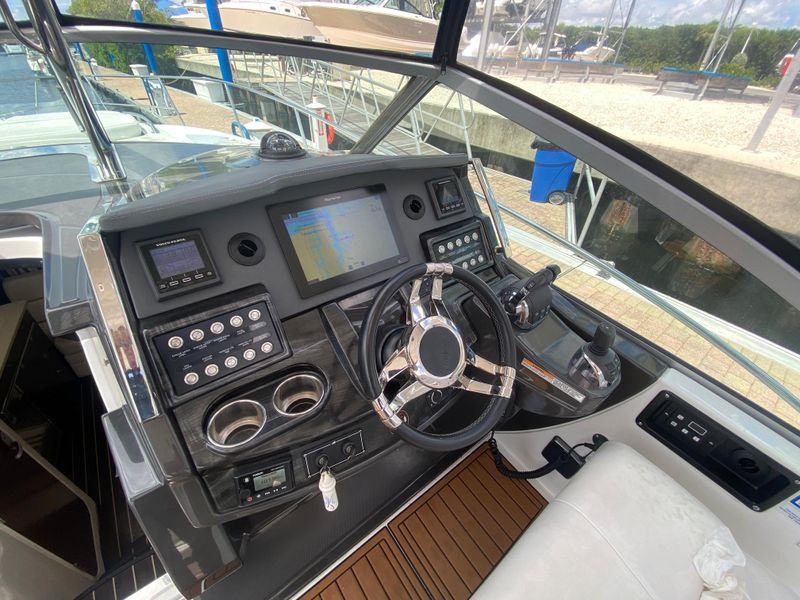 2018 Monterey 335 Sport Yacht