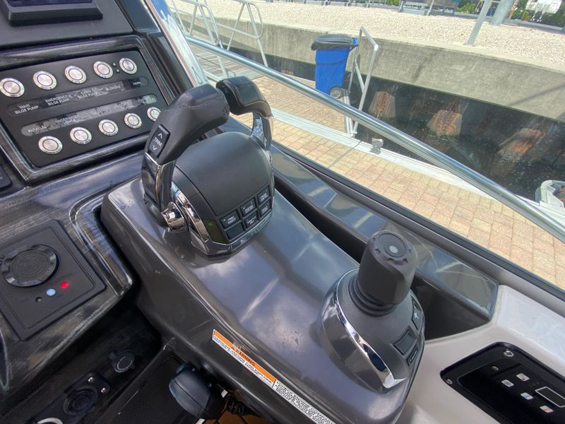 2018 Monterey 335 Sport Yacht