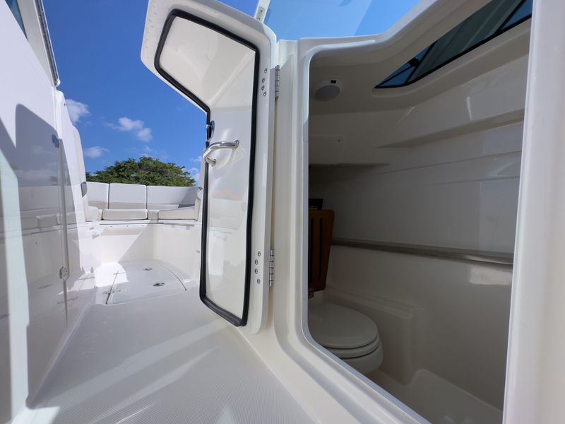 2022 Boston Whaler 320 Vantage