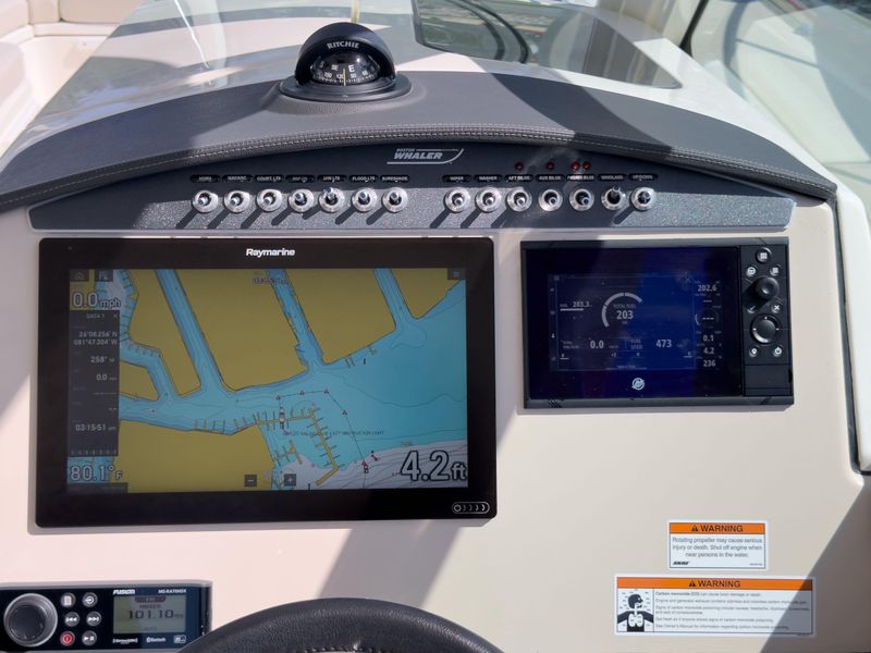 2022 Boston Whaler 320 Vantage