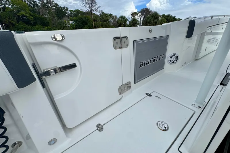  Yacht Photos Pics 2023 Blackfin 332 CC boat deck with sleek design and storage compartments.