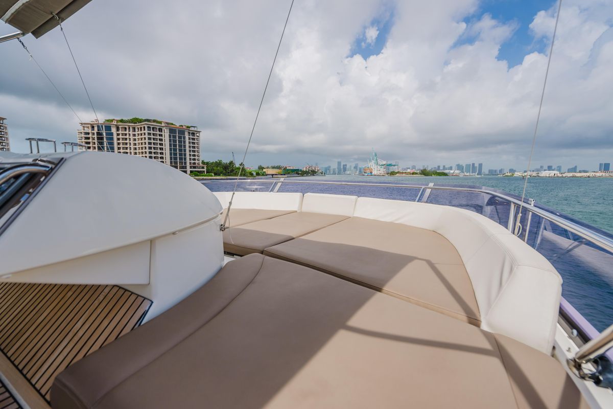 2014 Prestige 62 