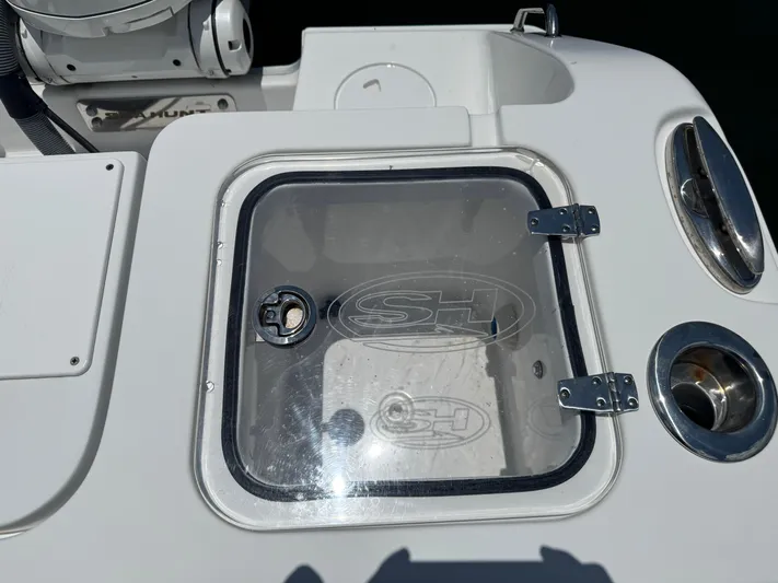  Yacht Photos Pics 2024 Sea Hunt Gamefish 27 Forward Seating boat hatch with clear cover and metal hinges.