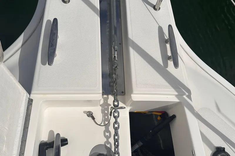 Double Eagle Yacht Photos Pics 2005 Silverton 42 Convertible boat deck with anchor chain and cleats.