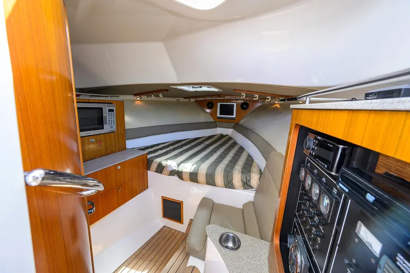 Nauti-hooker Yacht Photos Pics Pursuit 34 Nauti-Hooker - Forward Berth