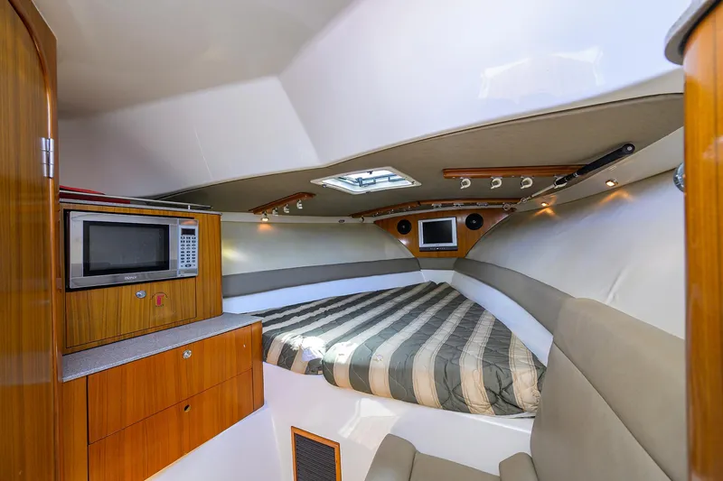 Nauti-hooker Yacht Photos Pics Pursuit 34 Nauti-Hooker - Forward Berth