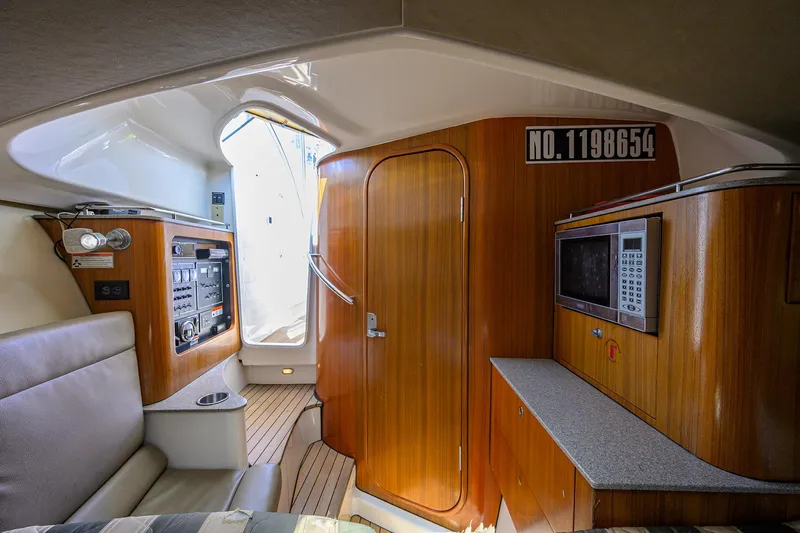 Nauti-hooker Yacht Photos Pics Pursuit 34 Nauti-Hooker - Cabin Entry