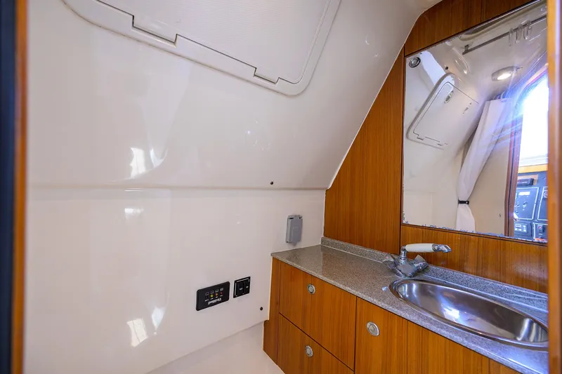 Nauti-hooker Yacht Photos Pics Pursuit 34 Nauti-Hooker - Head