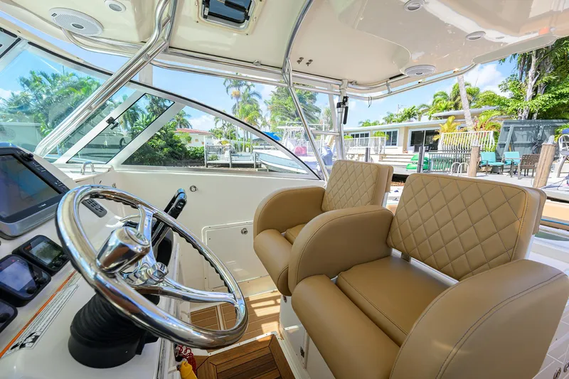 Nauti-hooker Yacht Photos Pics Pursuit 34 Nauti-Hooker - Helm Electronics and Seating