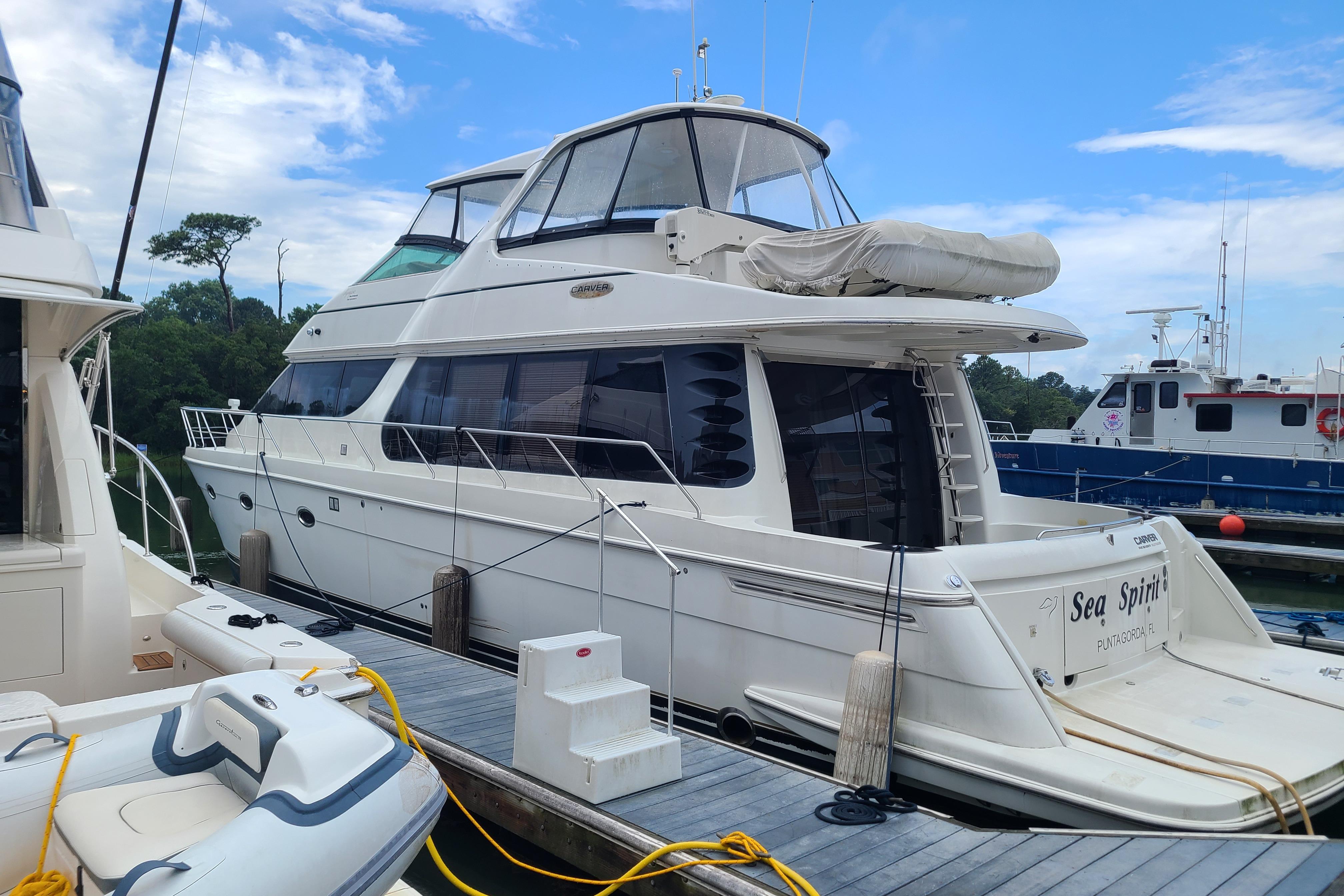 Carver 570 Voyager Pilothouse