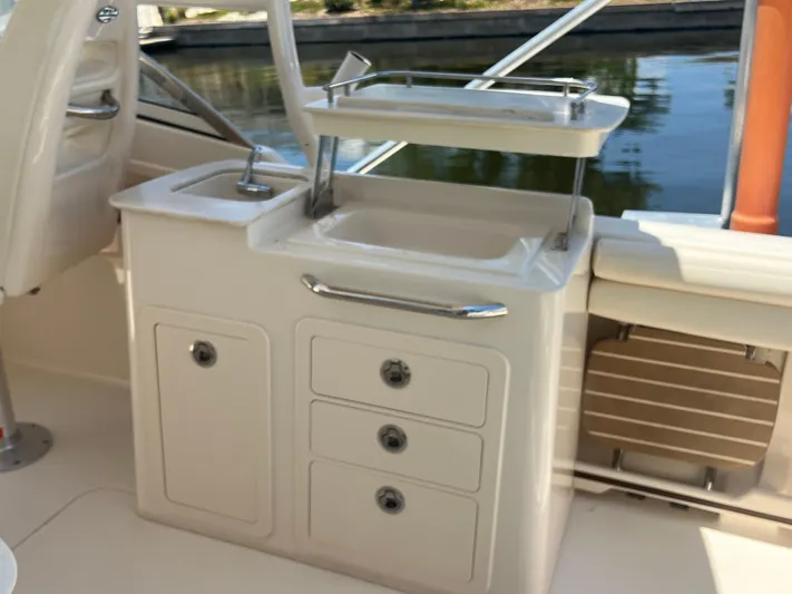 (no Name) Yacht Photos Pics 2019 Grady-White 275 boat interior with sink and storage drawers.