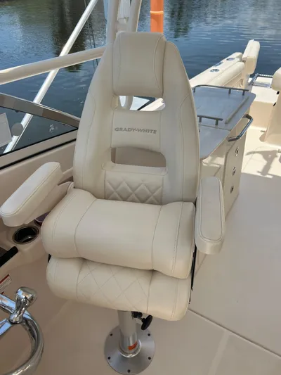 (no Name) Yacht Photos Pics Luxury captain's chair on 2019 Grady-White 275 boat, featuring elegant white upholstery.