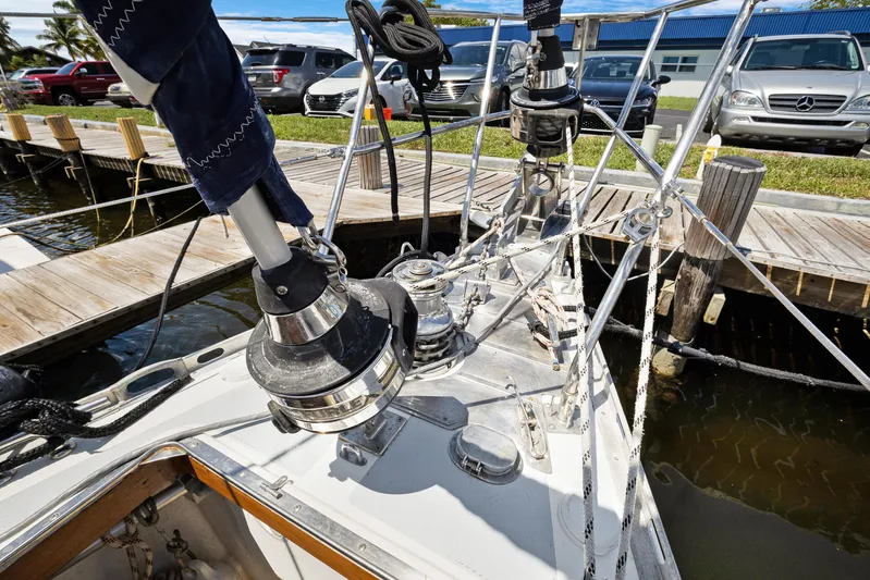 Southern Cross Yacht Photos Pics Deck of a 2004 Hylas 46 sailboat docked, featuring winches and rigging.