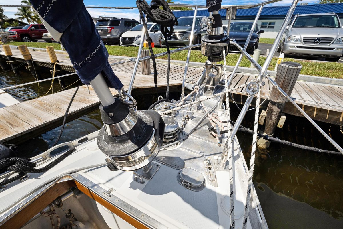2004 Hylas 46 