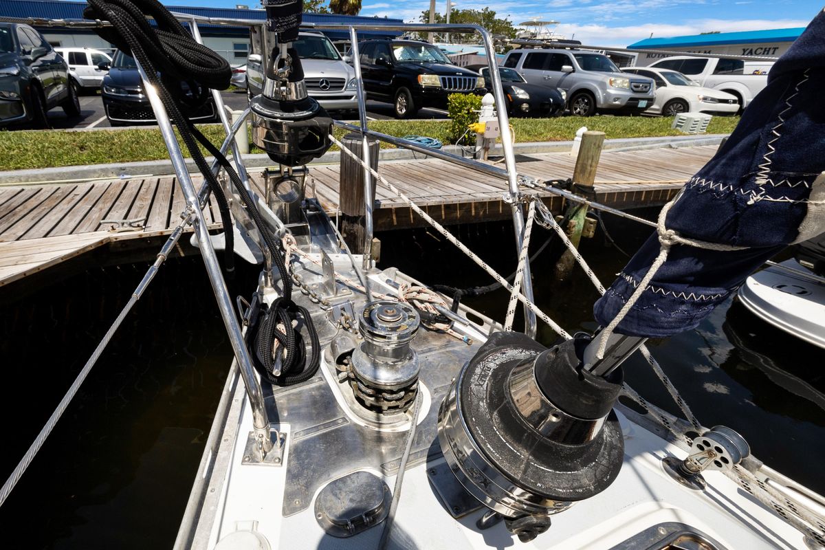 2004 Hylas 46 