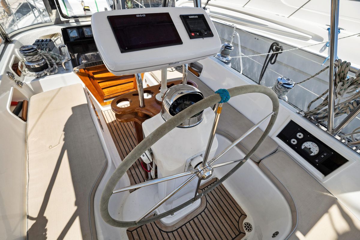 2004 Hylas 46 