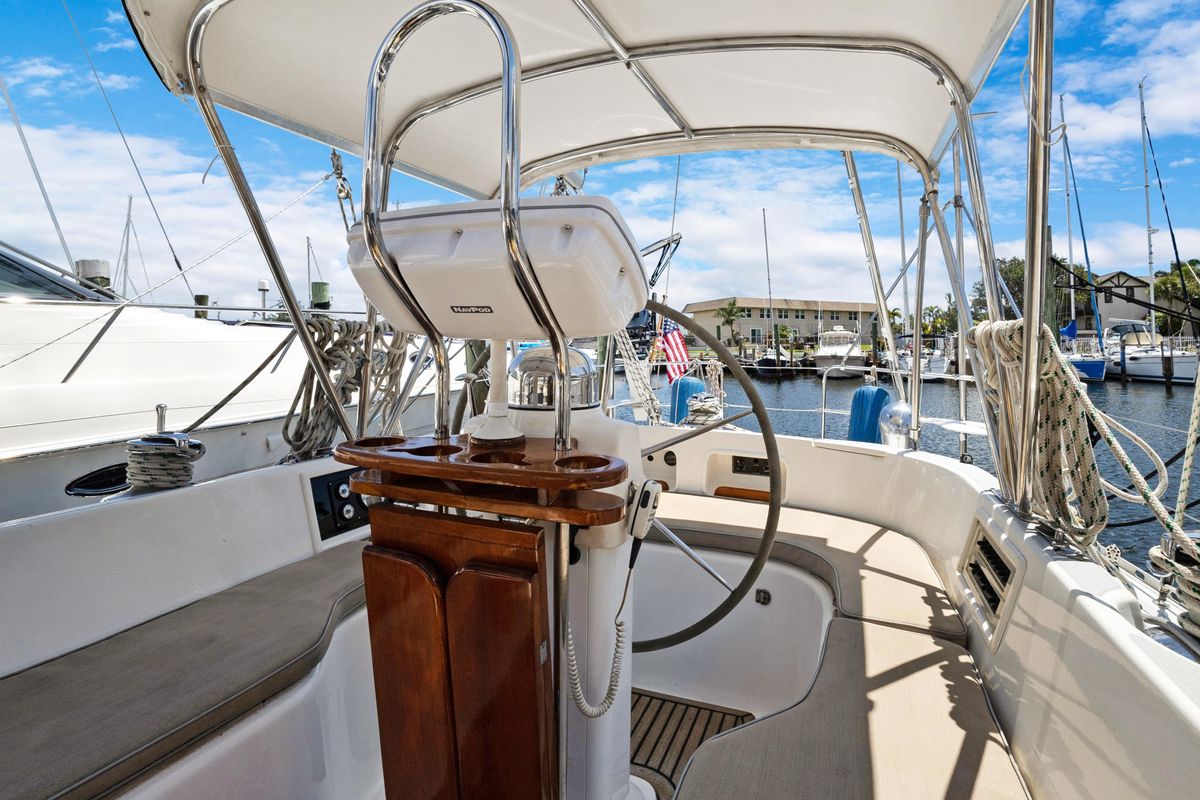 2004 Hylas 46 