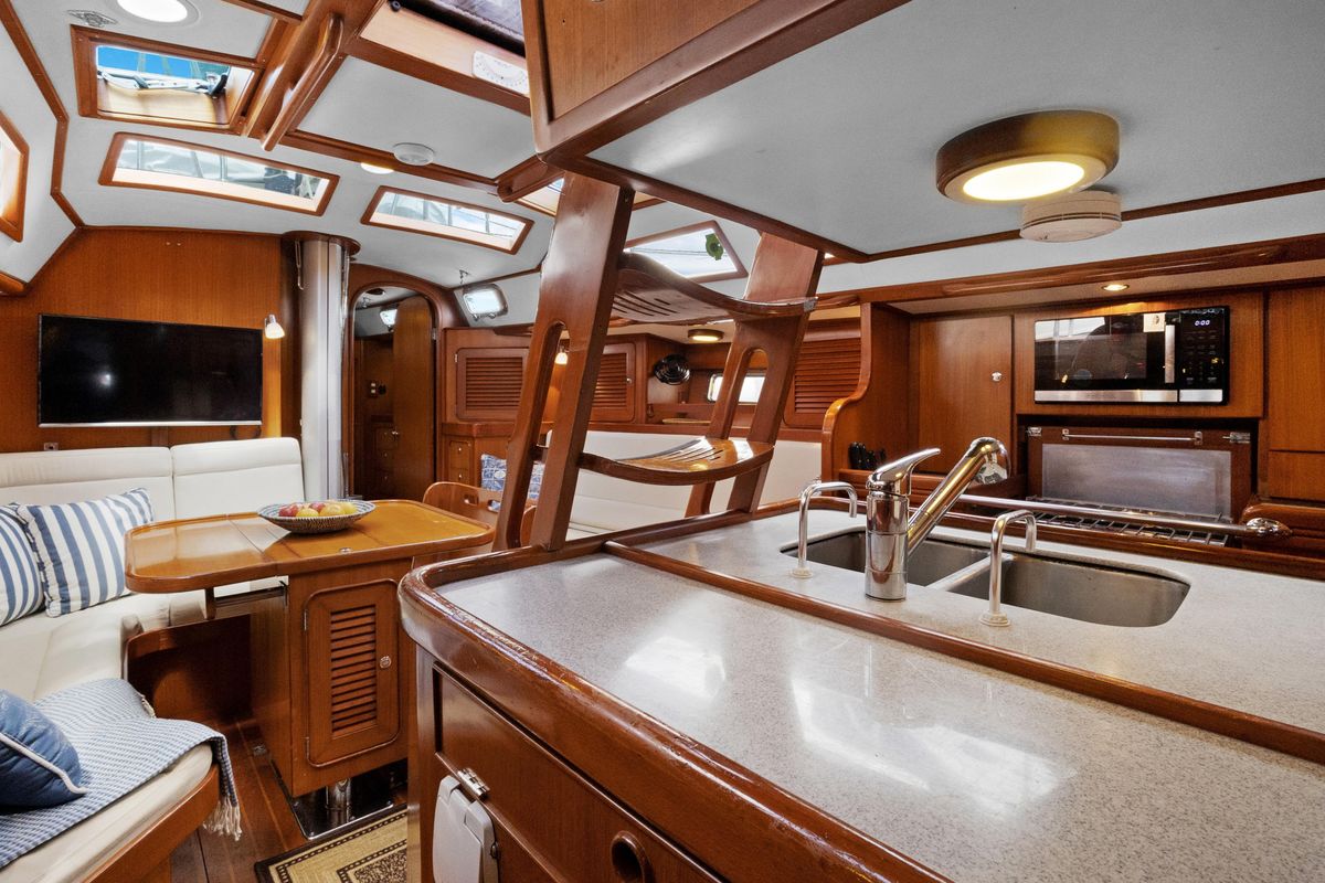 2004 Hylas 46 