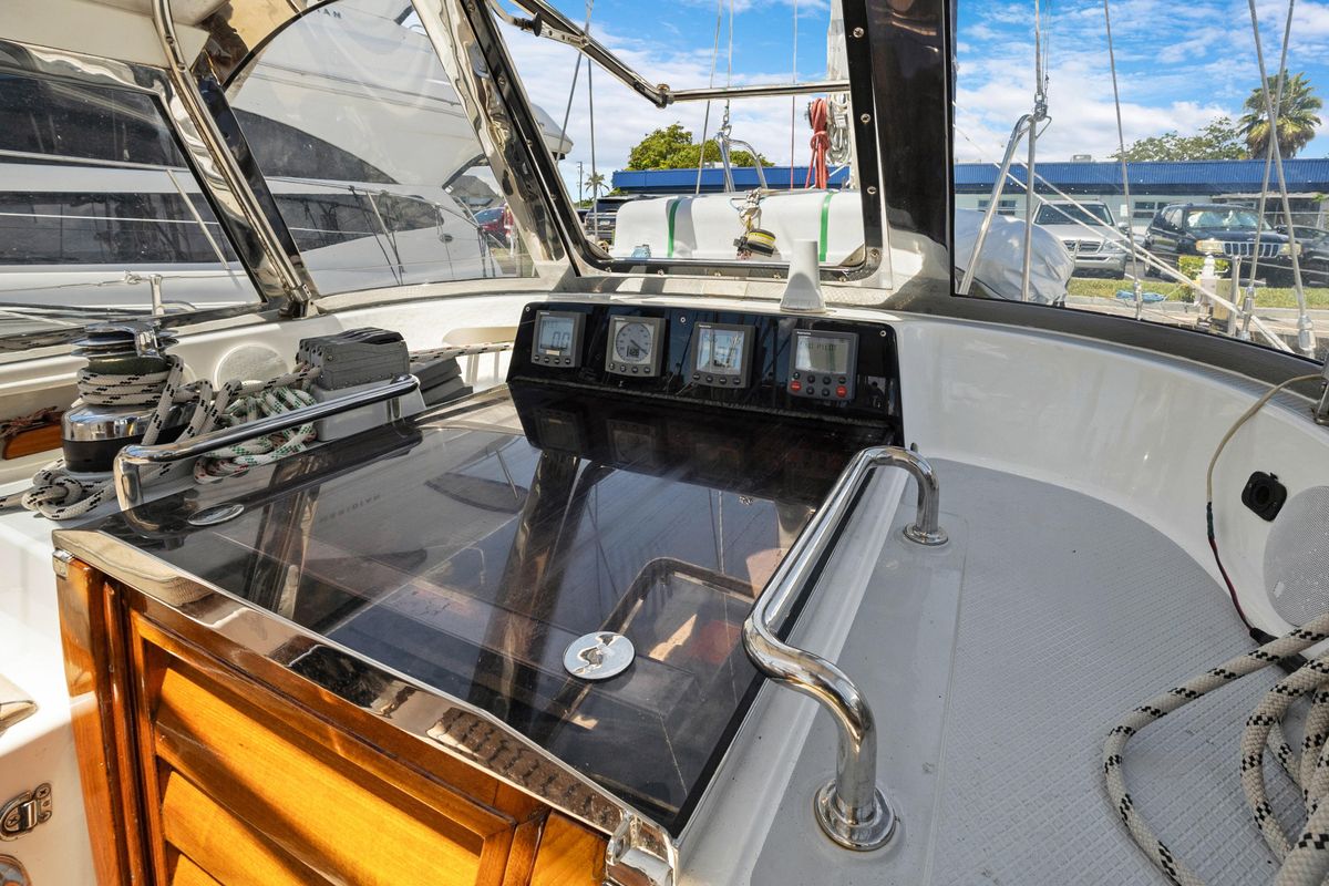 2004 Hylas 46 