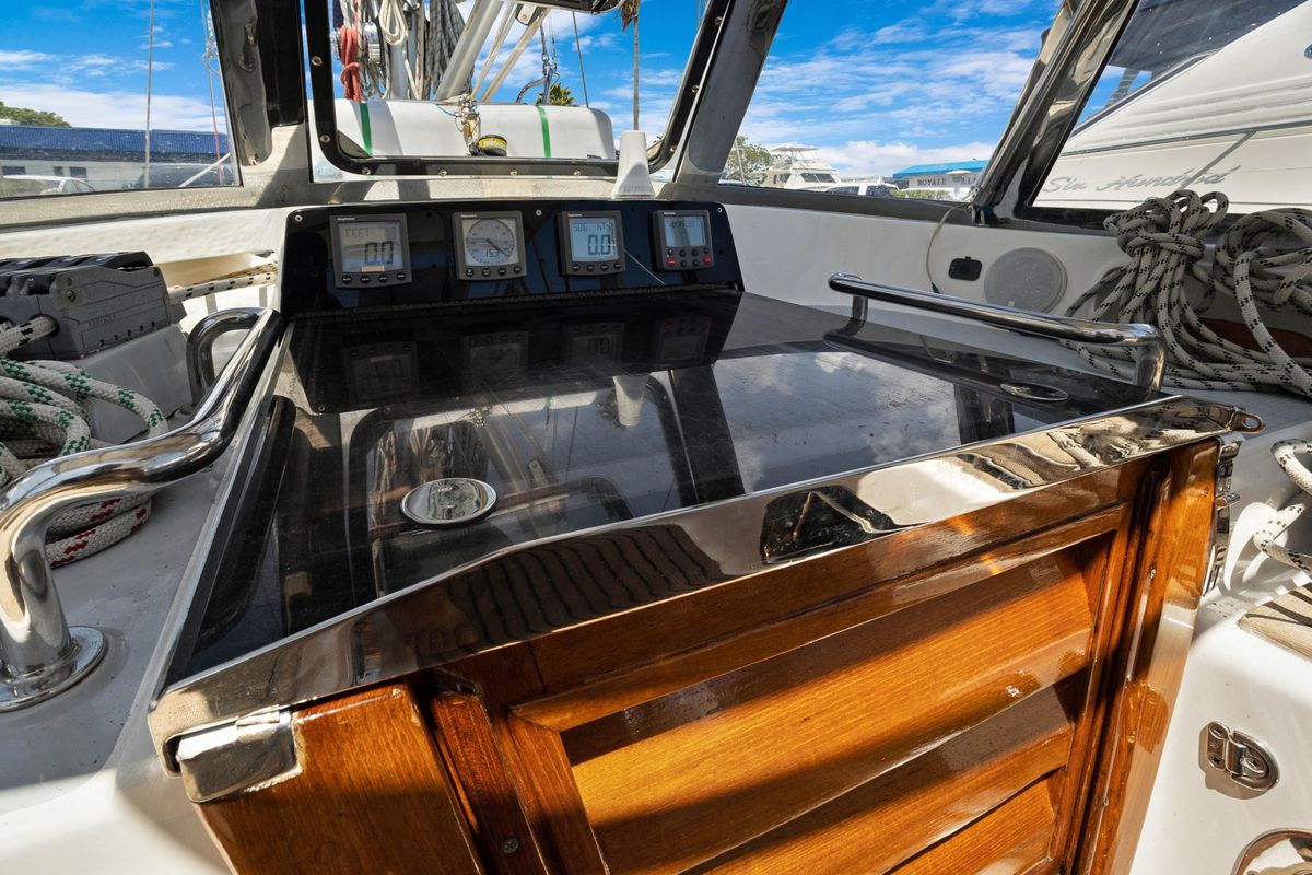 2004 Hylas 46 