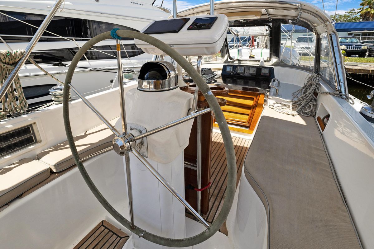 2004 Hylas 46 