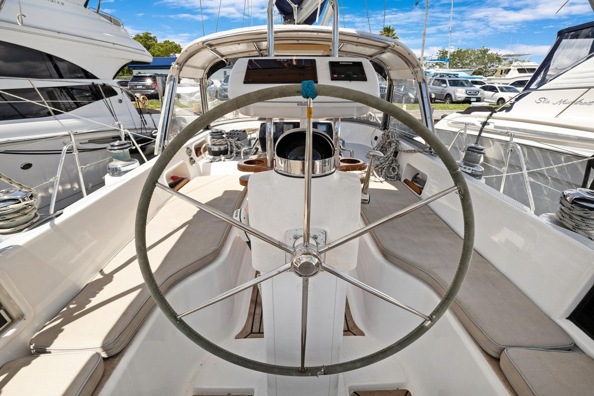 2004 Hylas 46 