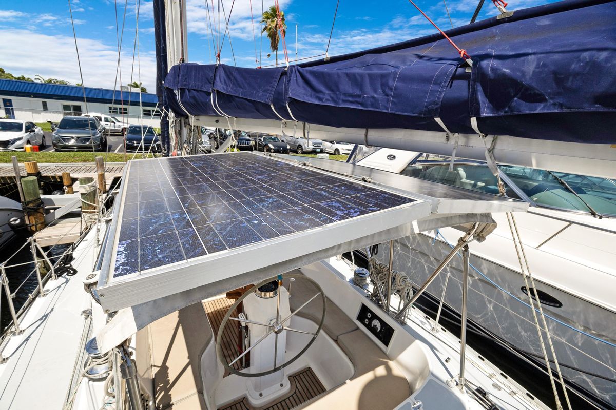 2004 Hylas 46 