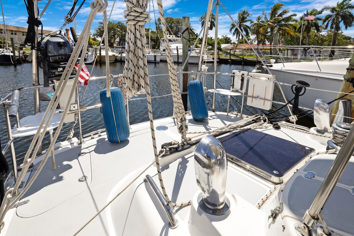 2004 Hylas 46 