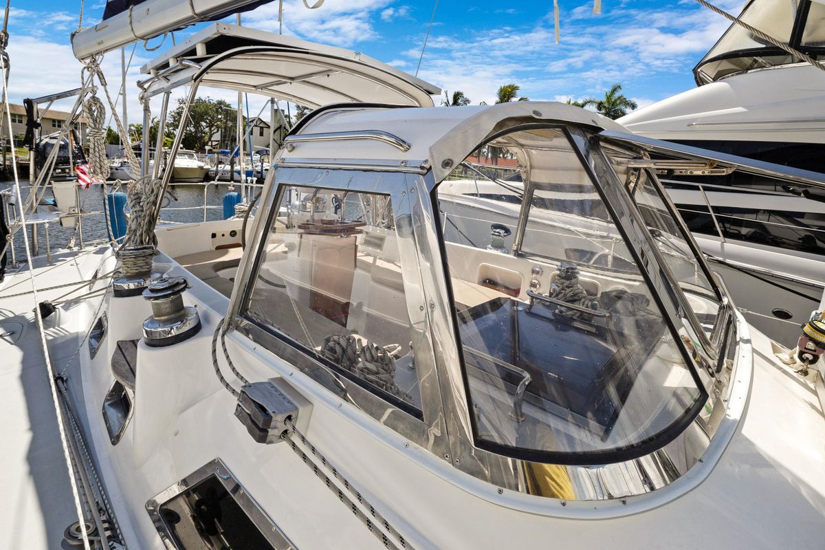 2004 Hylas 46 