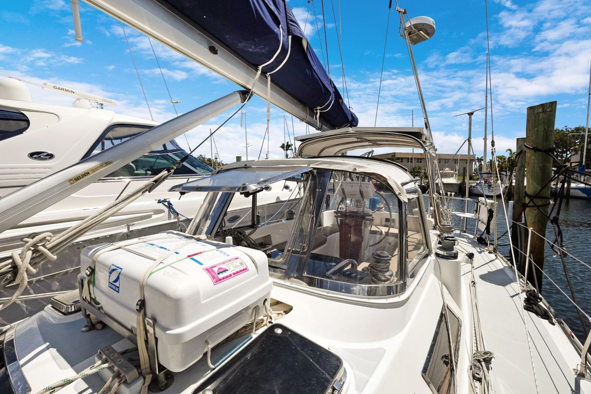 2004 Hylas 46 