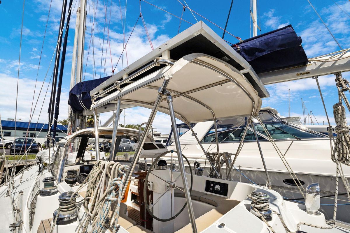 2004 Hylas 46 