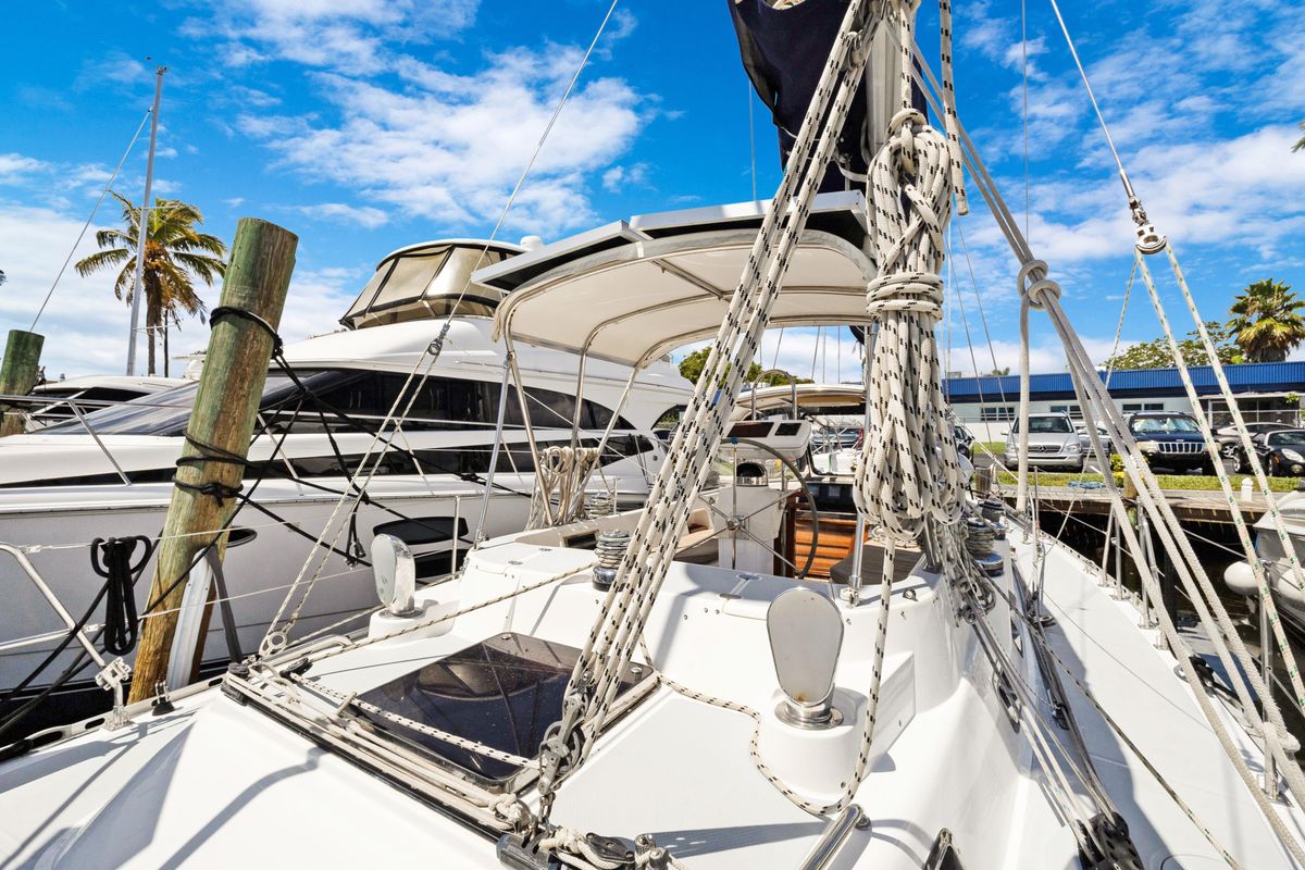 2004 Hylas 46 