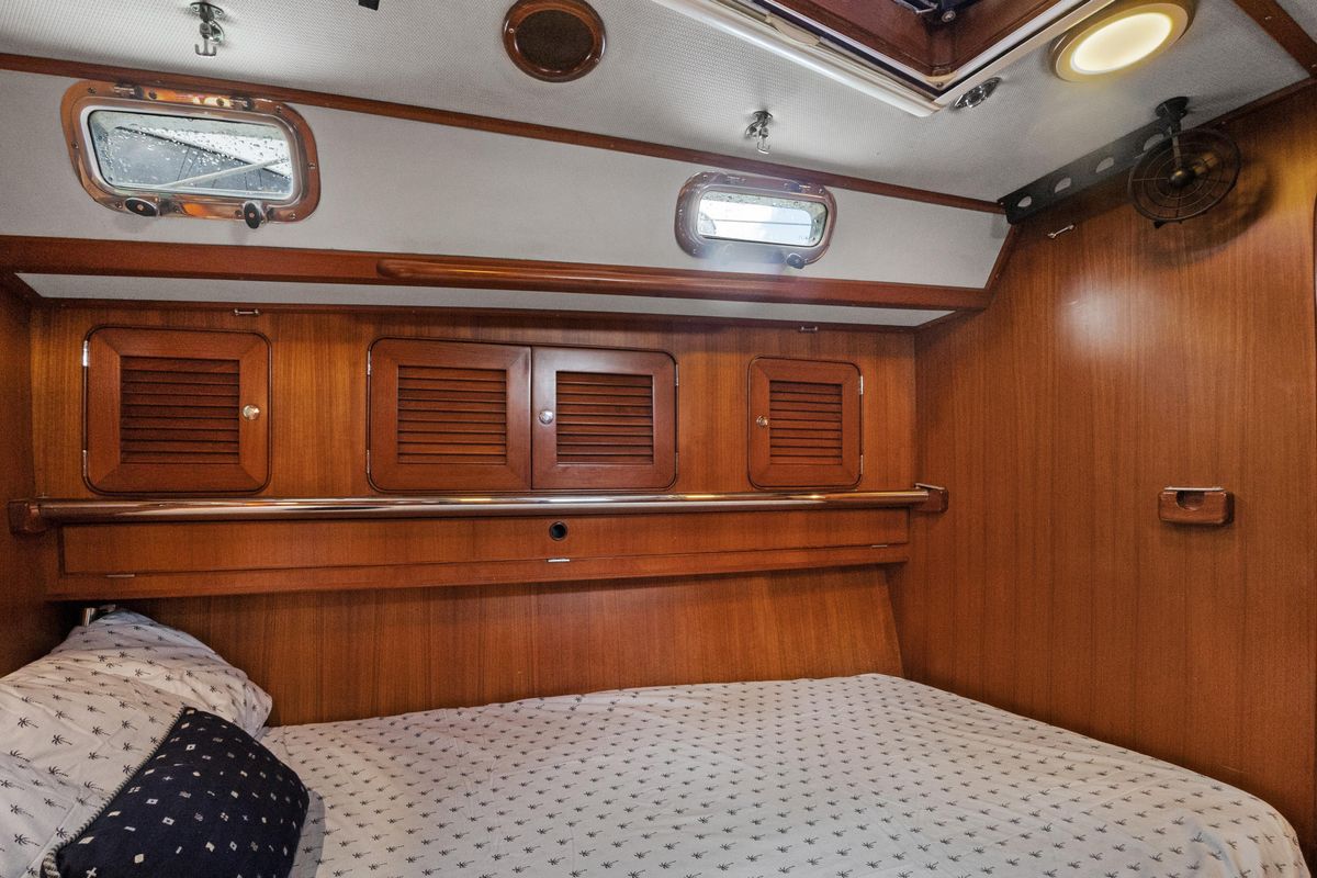 2004 Hylas 46 