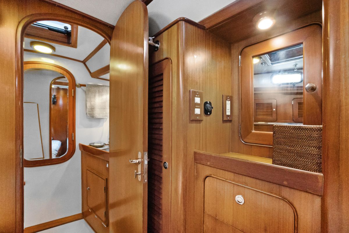 2004 Hylas 46 