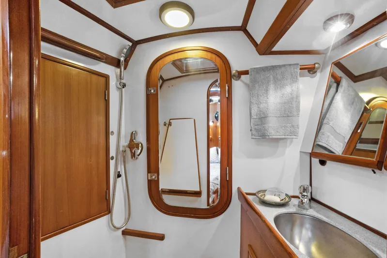 Southern Cross Yacht Photos Pics Luxurious 2004 Hylas 46 yacht bathroom with wood accents and modern fixtures.